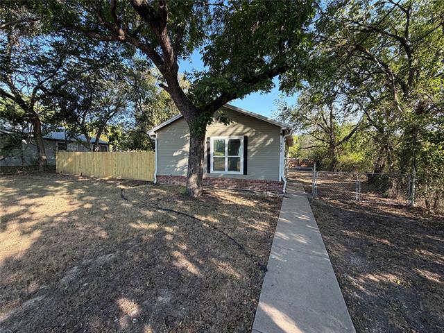 Building Photo - 979 W Pecan St