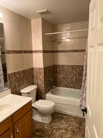 Secondary fullbath - 12515 McGregor Blvd