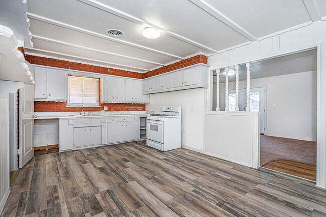 Building Photo - 4 Bedroom 1.5 Bath Home Near I-240 and I-3...