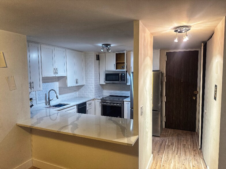 Building Photo - 1636 N Wells St