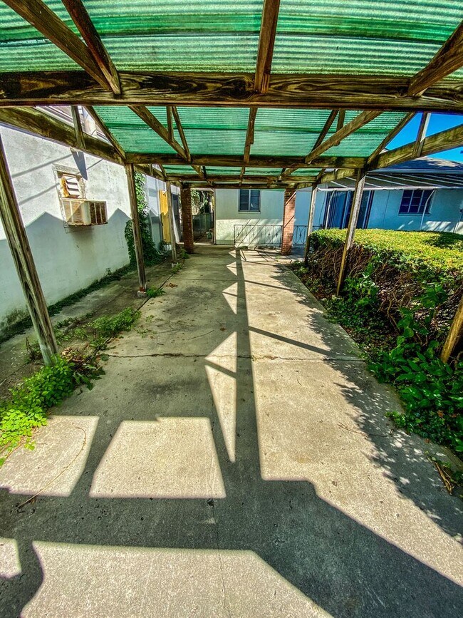 Building Photo - Remodeled Westgate Home with Attached Prof...