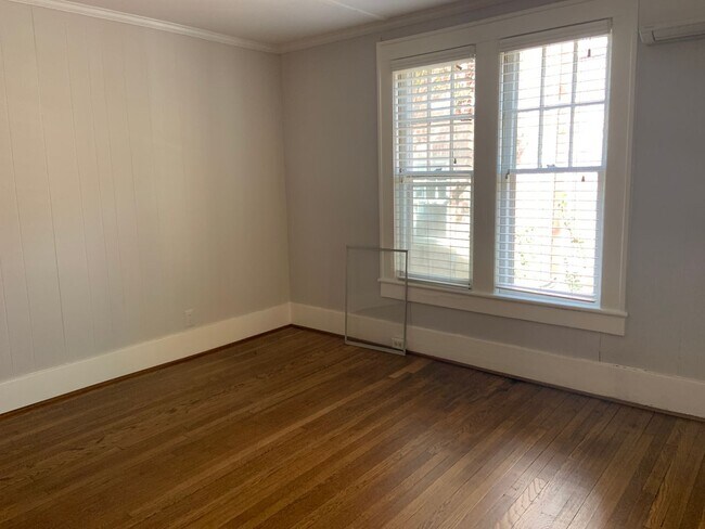 Building Photo - Adorable 2 Bedroom apartment located close to Downtown-1st floor unit
