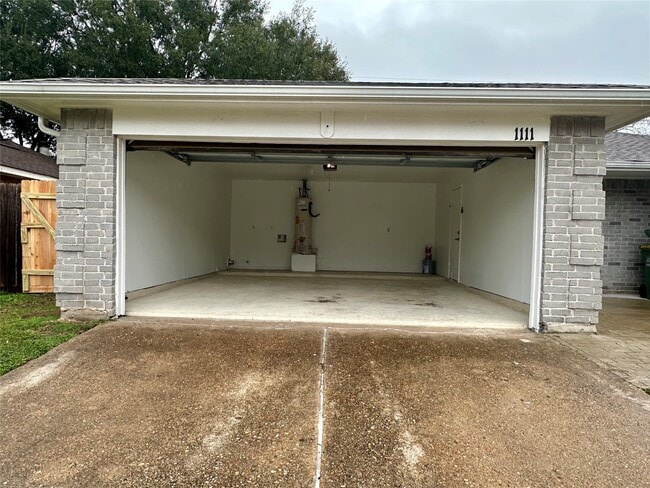 Building Photo - 1111 E Brompton Dr