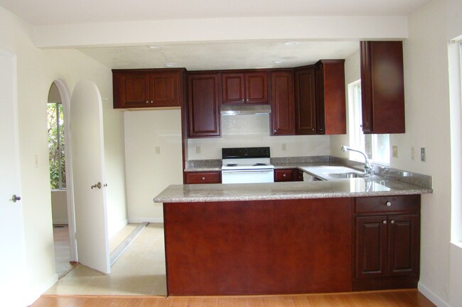 Building Photo - 5-Bedroom, laminate floors, new carpet, 1 ...