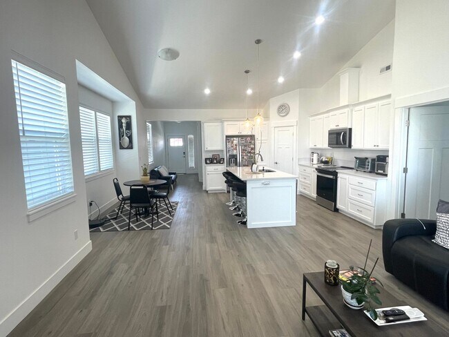 Building Photo - Gorgeous New Construction Townhome