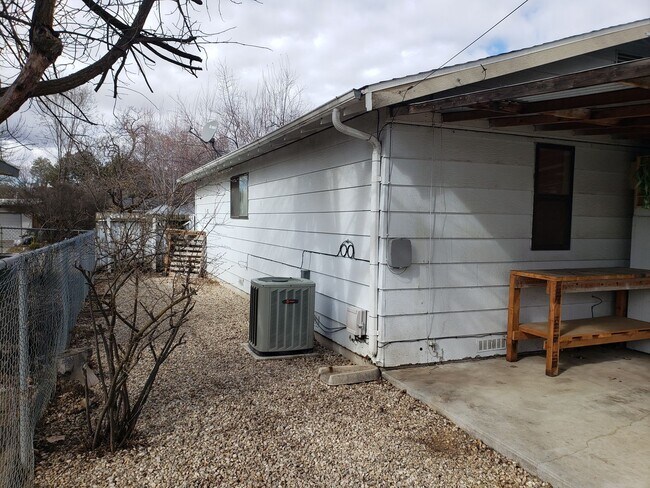 Building Photo - Available NOW - North End 3 bed 2 bath with a Fenced Yard