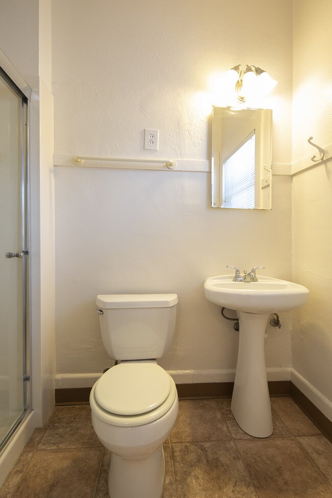 Building Photo - 1BR in Downtown/Bankers Hill with Hardwood Flooring & Balcony!