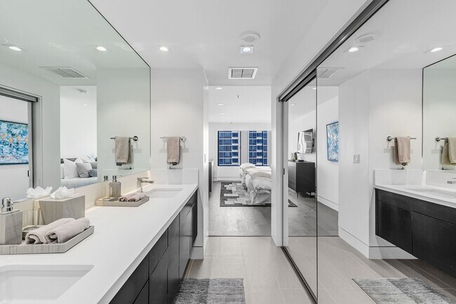 Building Photo - 10724 Wilshire Blvd