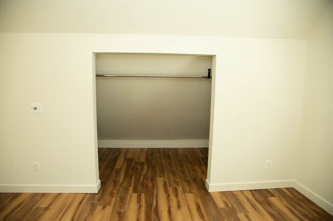 Building Photo - 4 Bedroom House Available Near Scott Stadi...