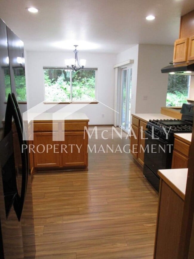 Building Photo - Charming 2 Bedroom 2 Bath Duplex