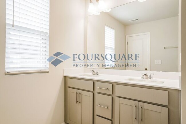 Building Photo - Townhome | 2nd Floor Back Deck | Washer/ D...