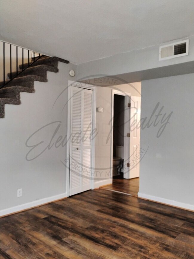 Building Photo - Two Bedroom Townhouse in North Nashville!