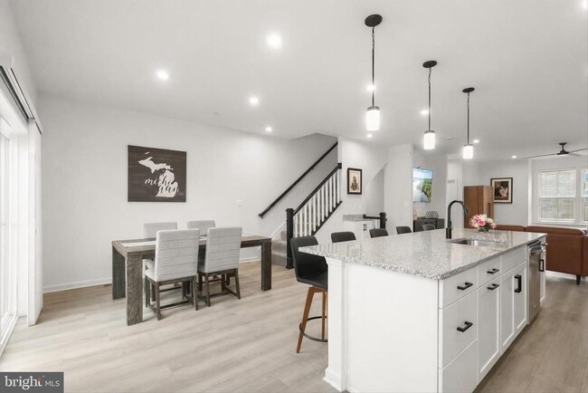 Building Photo - 1624 Aster Ln