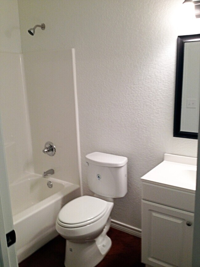 Building Photo - 1080 W Oak St