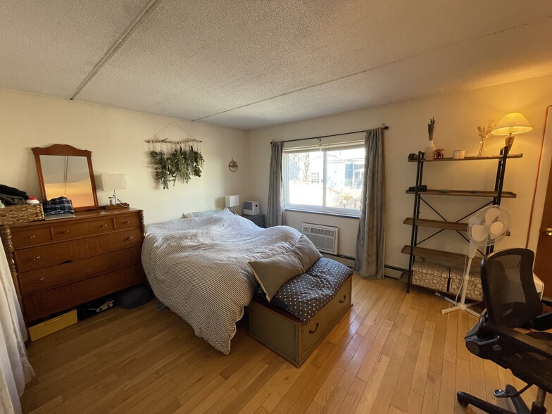 Building Photo - 122 Sycamore St