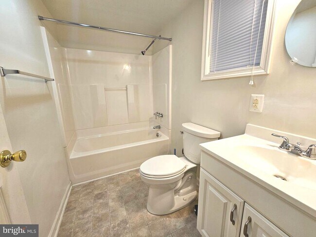 Building Photo - 1969 Peachtree Ct