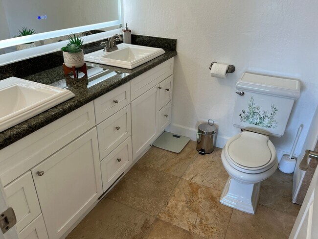Building Photo - Amazing rare updated full floor Richmond f...