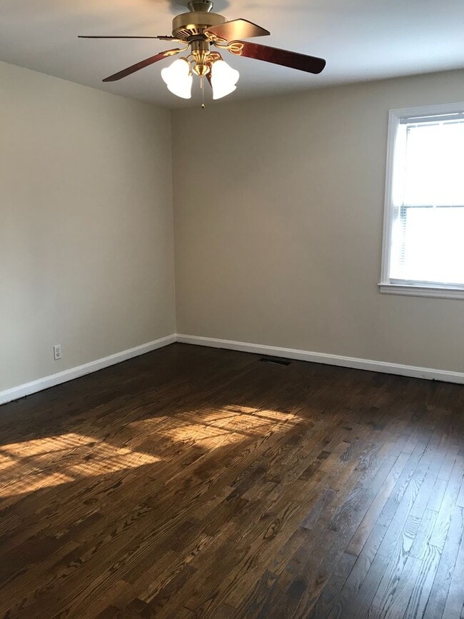 Building Photo - Adorable Donelson Cottage!