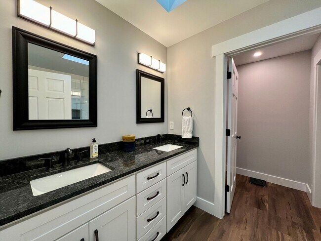 Building Photo - Beautifully Updated Home!  Fenced Yard!