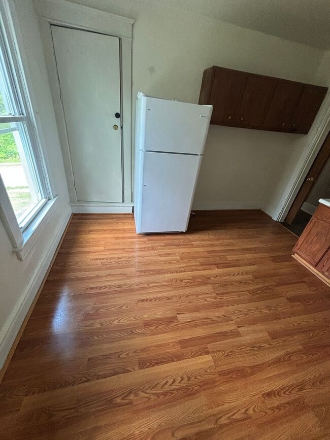 Building Photo - Spacious 3BD/1BA