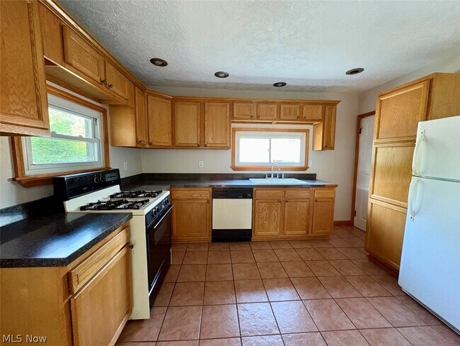 Building Photo - 605 Sackett Ave