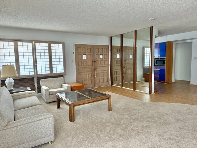 Building Photo - Newtown Estates, 3 bdrm, 2 bath, 2 car enc...