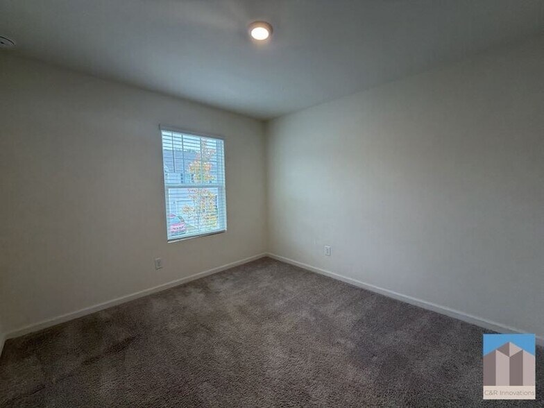 Building Photo - 3530 Condor Ct SW