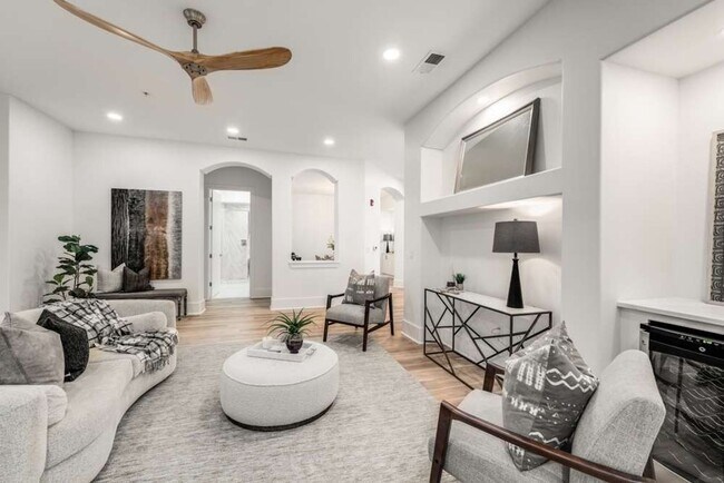 Building Photo - Renovated Corner Condo, Move-In Ready!
