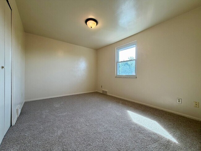 Building Photo - Gorgeous 2BR Townhouse in Plum! Washer & Dryer Included, Central A/C & More! Call Today!
