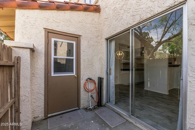 Building Photo - 1209 E Townley Ave