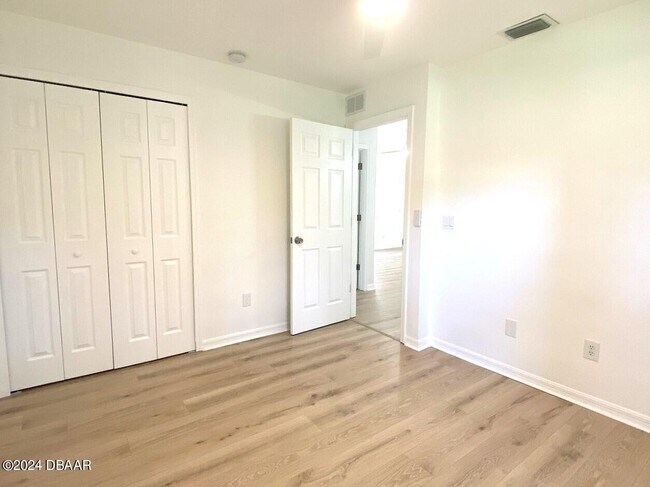 Building Photo - 1047 S Myrtle Ave