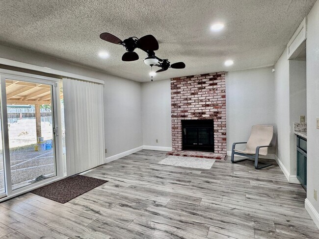 Building Photo - NOW AVAILABLE - 4 BED, 3 BATH, 2 CAR GARAG...