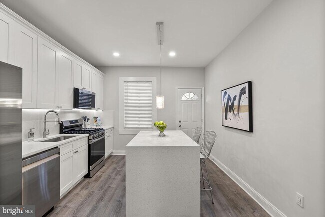 Building Photo - 518 N Lakewood Ave