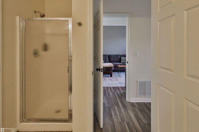 Building Photo - Bright, spacious 2-bedroom / 2-bath condo available now!