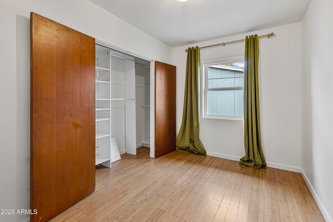 Building Photo - 4213 E Lewis Ave