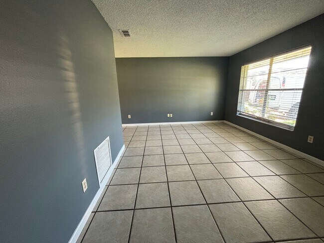 Building Photo - Deltona Lakes, Quaint 3 bed 1 bath