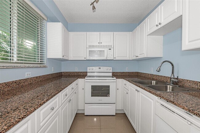 Building Photo - 7800 Collins Ave