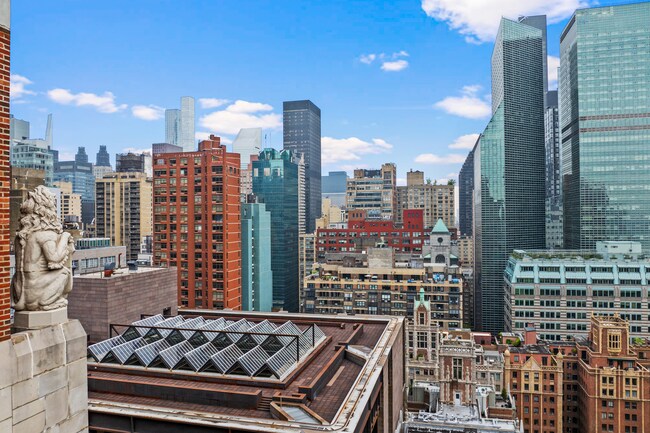 Building Photo - 320 E 42nd St