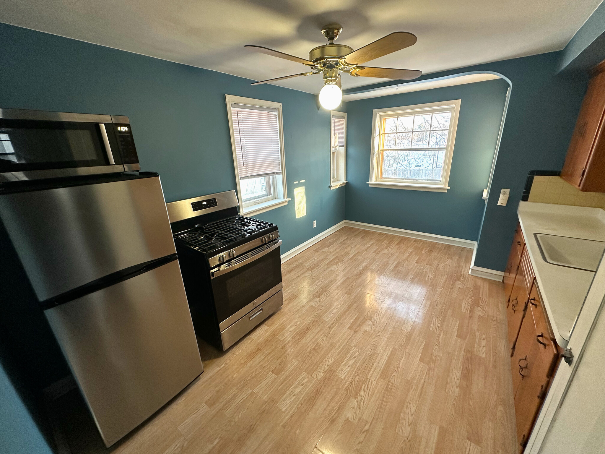 Kitchen - 5327 W Keefe Ave