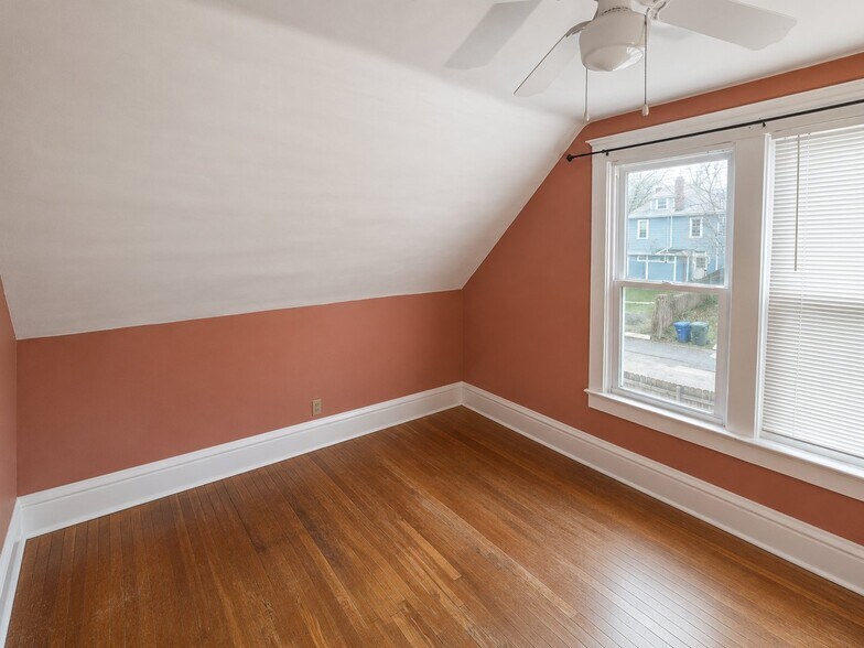 Building Photo - 208 E Northwood Ave
