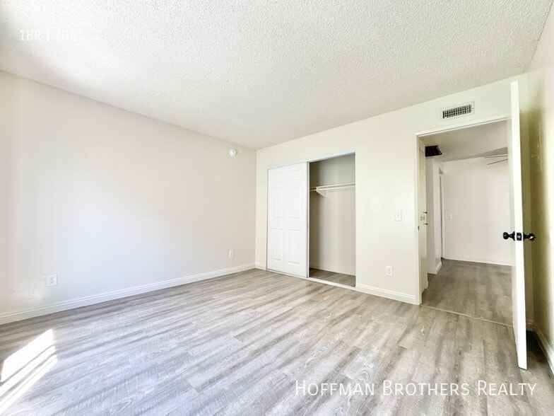 Building Photo - 9233 Van Nuys Blvd