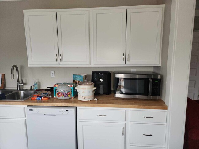 Building Photo - 116 N Summit St