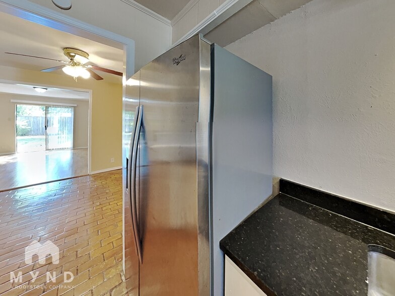 Building Photo - 15860 El Estado Dr