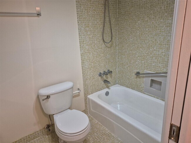 Building Photo - 3151 S Palm Aire Dr