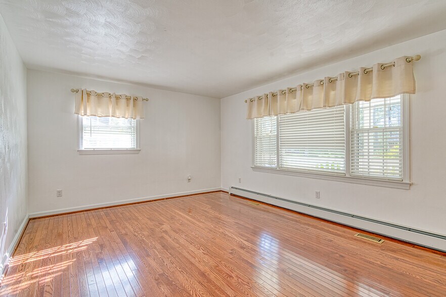 Building Photo - 21 Bayview Dr