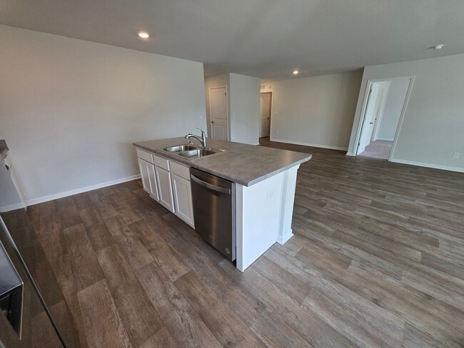 Building Photo - 3 BR 2 BA in Towne Pointe