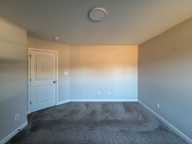 Building Photo - Stunning 4 Bed Home with Fenced Backyard