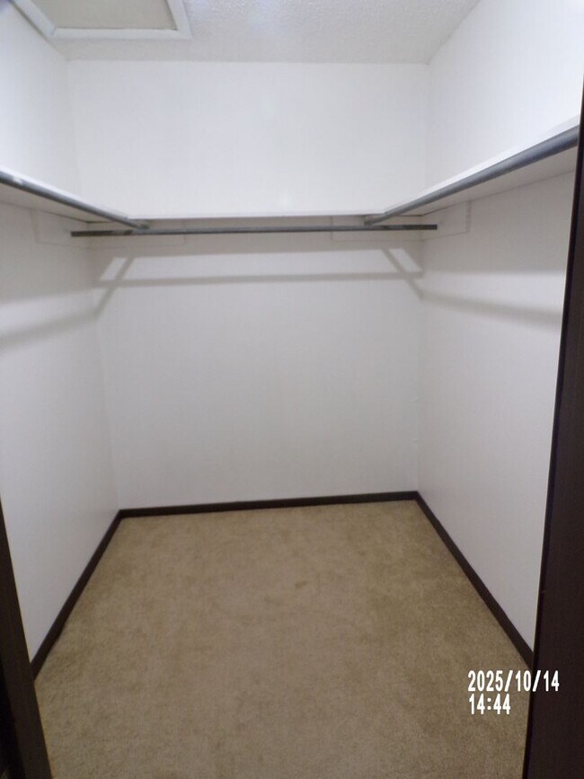 Building Photo - 2 STORY TOWNHOUSE , CLOSE TO SHOPPING AND RESTAURANTS