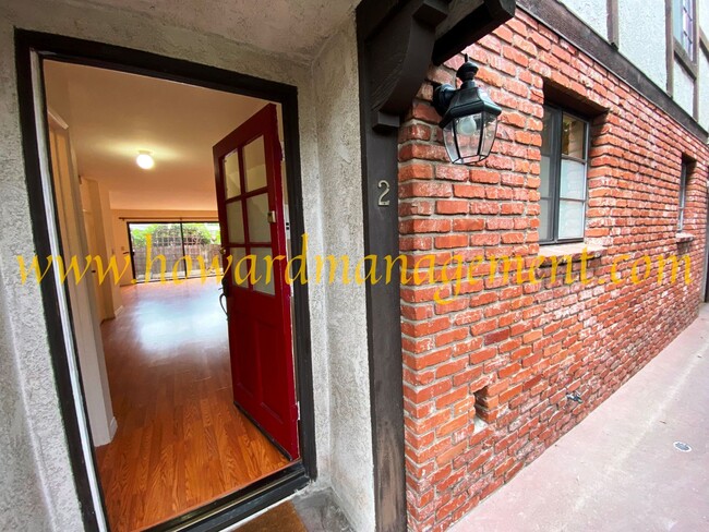 Building Photo - Spacious Townhouse condo with central A/C,...