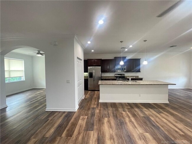 Building Photo - 480 NW Windflower Terrace